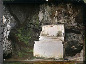 Image représentant L'autel près de l'entrée de la petite grotte des Rochers de Ky-lu'a