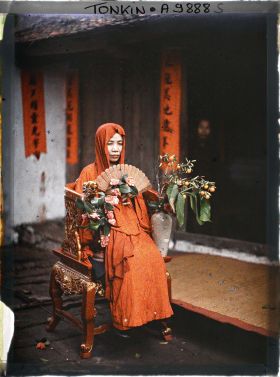 Image représentant Une prêtresse du culte des Trois Mondes