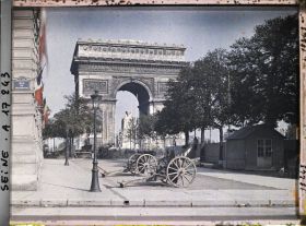Image représentant Décorations pour les fêtes de la Victoire des 13 et 14 juillet sur les Champs-Elysées et cénotaphe sous l'Arc de Triomphe