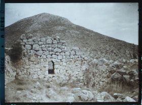 Image représentant Sur l'Acropole, l'une des portes du donjon nord-est