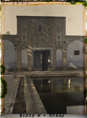 Image représentant Palais du Goulistan, dans la cour des jets d'eau, panneaux de faïences représentant le combat du héros perse Rustan ou Rostam tuant le grand démon blanc