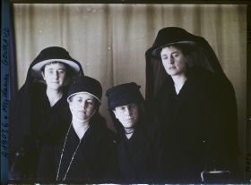 Image représentant Mademoiselle Marie-Thérèse Gouraud en compagnie d'Hélène Gouraud, Madeleine Gouraud et Yvonne de Longuemare