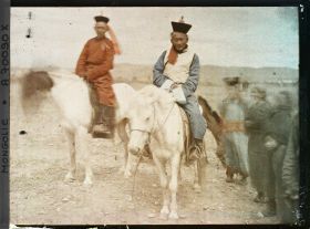 Image représentant Deux cavaliers sur la grande place du marché, située à l'ouest de la ville