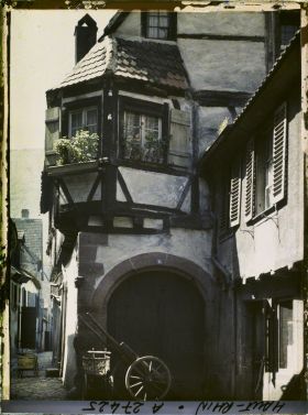 Image représentant France, Kaysersberg, Vieille Maison près de l'Eglise