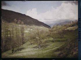 Image représentant La petite vallée et affluent de l'Ariège avec beaux nuages