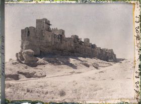 Image représentant Le complexe (ou château ?) d'Izadkhast au sommet d'une haute falaise (époque sassanide : III-VIIe siècles)