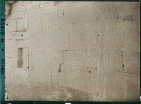 Image représentant Les lois de Gortyne (Ve s av. J.C) gravées sur des ruines de l'Odéon romain