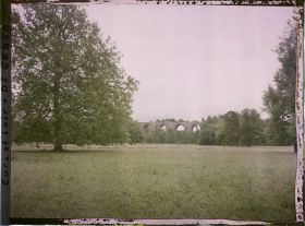 Image représentant La pelouse dans le parc du château, à l'arrière-plan l'aqueduc
