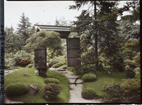 Image représentant Arbustes taillés devant la porte du " village japonais " ouvrant sur le " sanctuaire japonais "