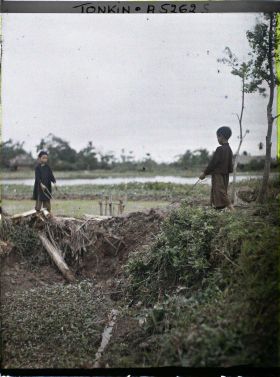 Image représentant Des enfants utilisant un seau à cordelles, système élévatoire d'eau pour l'irrigation du riz