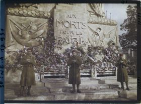 Image représentant Soldats de l'Armée coloniale aux pieds du Cénotaphe dedié aux morts pour la patrie place de l'Etoile