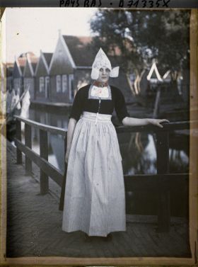 Image représentant Jeune fille au bord d'un canal