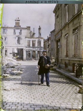 Image représentant Portrait d'un facteur dans la rue de l'Isle