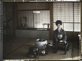 Image représentant Servante préparant le thé à l'intérieur d'une auberge