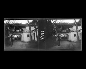 Image représentant La porte d'entrée du Zhangyuan ("jardin Zhang"), appelé aussi Weichunyuan, situé dans la Concession internationale, près de l'actuelle Wujianglu ("rue de Wujiang")