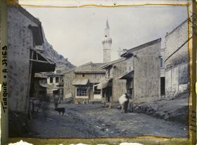 Image représentant Une rue bordée de maisons récentes (reconstruites)