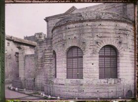 Image représentant Le solium semi-circulaire des thermes de Constantin, vu du Nord