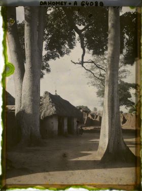 Image représentant Cases de fétiches dans le village indigène