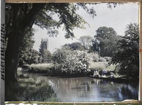 Image représentant Personnes sur une embarcation au bord du fleuve isis. Au fond, la tour du Magdalen College