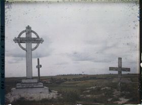 Image représentant France, Warlencourt, Monument anglais du Sommet de la butte, au fond, le Village de Warlencourt
