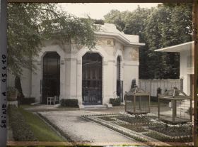 Image représentant L'Exposition des arts décoratifs, Jardin des Oiseaux, près du pavillon de la Ville de Paris et des Marbreries de St Pons
