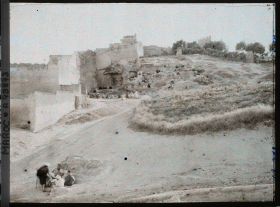 Image représentant Des conteurs et leur auditoire sous les remparts près de la porte Bâb Guissa