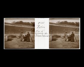 Image représentant Trois hommes sur Jingshan dongdajie ("avenue à l'Est de la Montagne de la Contemplation"), contre le mur d'enceinte de Jingshan ("montagne de la Contemplation")