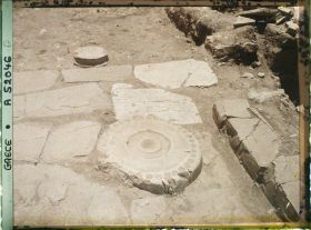 Image représentant Dans l'angle sud-ouest de la cour centrale, l'autel circulaire en pierre (ou table à libations) - gros plan -