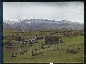 Image représentant Le château des Espas vu de Pujol et la chaîne ; sur la gauche, le mont Vallier