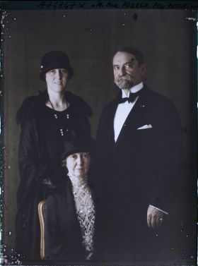 Image représentant Le jugeEdwin Brewington Parker,  son épouse et miss Paterson