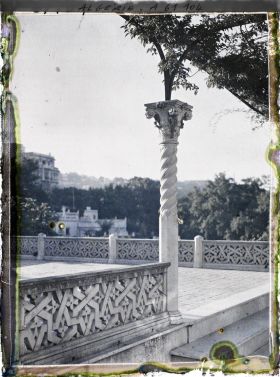 Image représentant Le Palais d'été, une colonne de la terrasse du pavillon mauresque