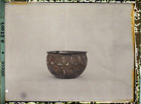 Image représentant Musée archéologique - Vase rond très ouvert, orné de motifs floraux peints provenant de Cnossos