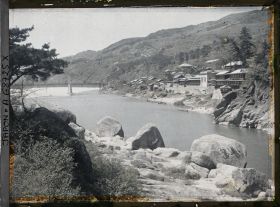 Image représentant Le village de Kasagi vu des rives de la Kizugawa (rivière Kizu)
