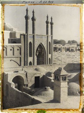 Image représentant Une des portes du sanctuaire de Fatima Masoumeh