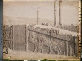 Image représentant Escalier nord de l'Apadana, combat du lion et du taureau et inscriptions cunéiformes