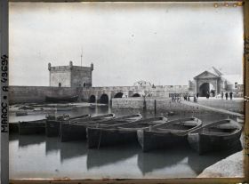 Image représentant Un aspect du port et de la porte de la Marine