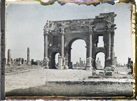 Image représentant Algérie, Timgad, Arc de Trajan face Ouest