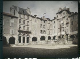 Image représentant La place Notre-Dame, avec la Maison Pomairols (ou maison du Président Raynal) au second plan