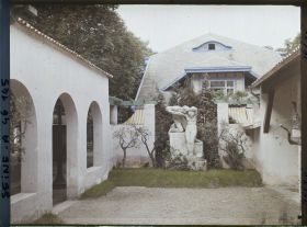 Image représentant L'Exposition des arts décoratifs, Pavillon de Provence, sur le cours la Reine, jardin de Riousse, Faune et nymphe de Sartorio