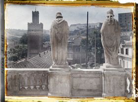 Image représentant Vue sur le minaret d'El Haouari, prise depuis le parvis de l'église Saint Louis
