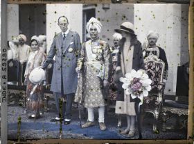 Image représentant Le maharajah Jagatjit Singh entouré de Lord et Lady Irwin pendant le jubilé