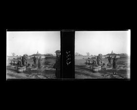 Image représentant Porteurs d'eau autour d'un puits, au sud-ouest de Beihai ("lac du Nord")