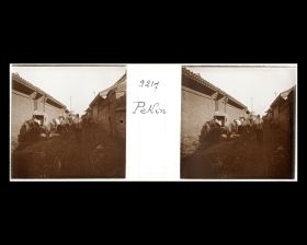 Image représentant Des passants et des pousse dans Tanerhutong ("ruelle du Charbon")