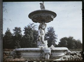 Image représentant Détail d'une fontaine de marbre dans le parc du nouveau palais du maharajah Jagatjit Singh