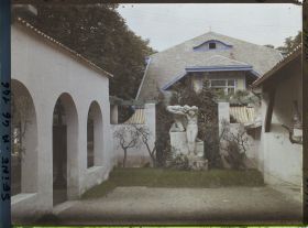 Image représentant L'Exposition des arts décoratifs, Pavillon de Provence, sur le cours la Reine, jardin de Riousse, Faune et nymphe de Sartorio