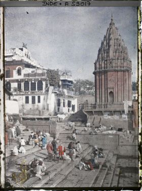 Image représentant Pèlerins et vaches sacrées sur les ghats