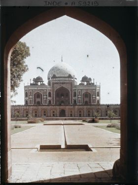 Image représentant La façade occidentale du mausolée de Humayun, vue de la porte d'entrée du jardin moghol