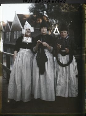 Image représentant Trois jeunes filles en costume traditionnel