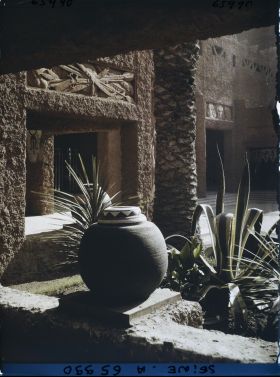 Image représentant L'Exposition Coloniale Internationale de 1931, urne décorative dans la cour du palais de l'A.O.F.