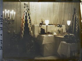 Image représentant La chapelle ardente du prince Kitashirakawa à l'ambassade du Japon